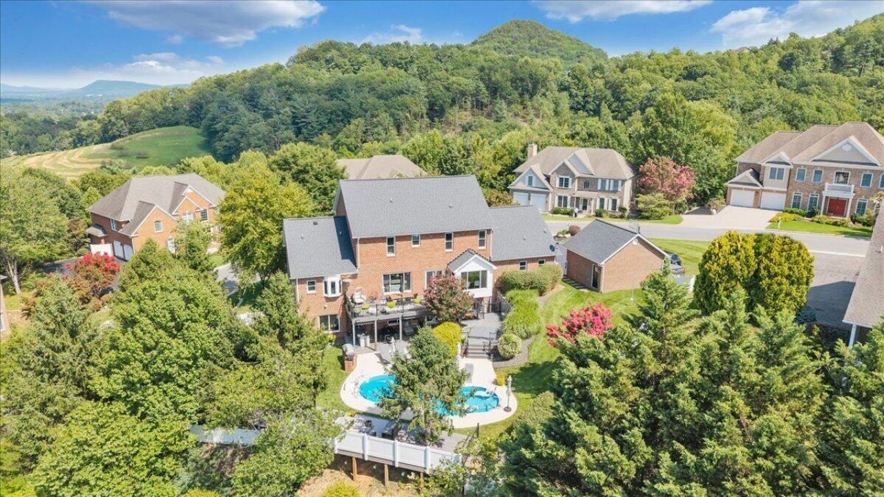 5827 Winnbrook Dr, Roanoke, VA 24018 Main Photo