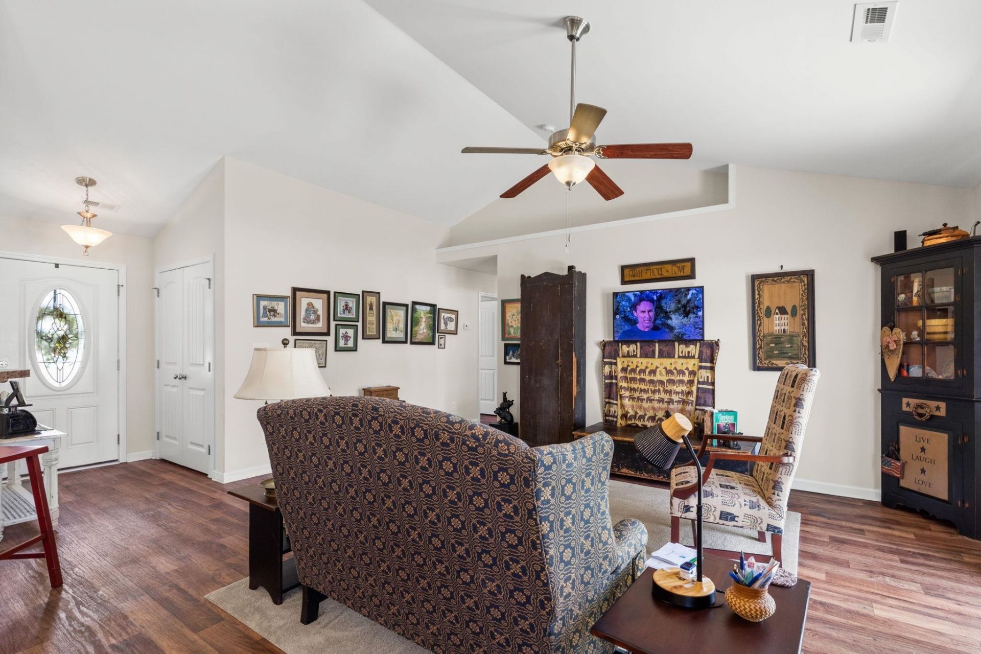 852 Inglenook Ln. Photo 8