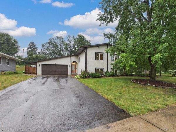 2742 Hilltop Court , North Saint Paul, MN 55109