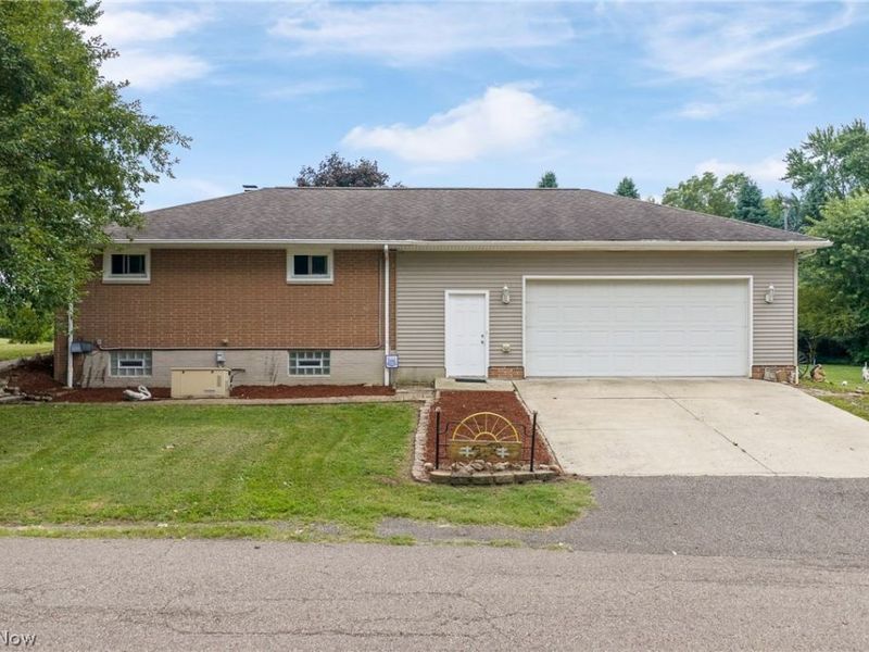 12685 Primrose Drive NE, Hartville, OH 44632 Photo 2