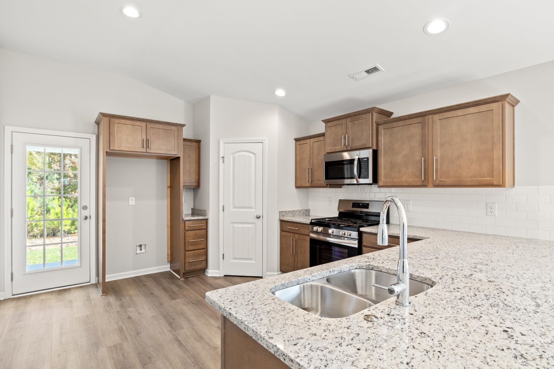 1050 Dogwood St.  Photo 7