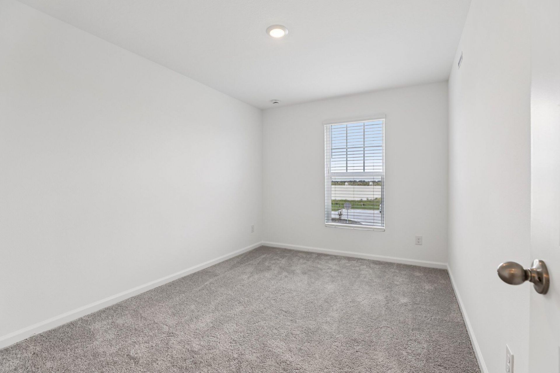 446 Colchester Court Photo 16