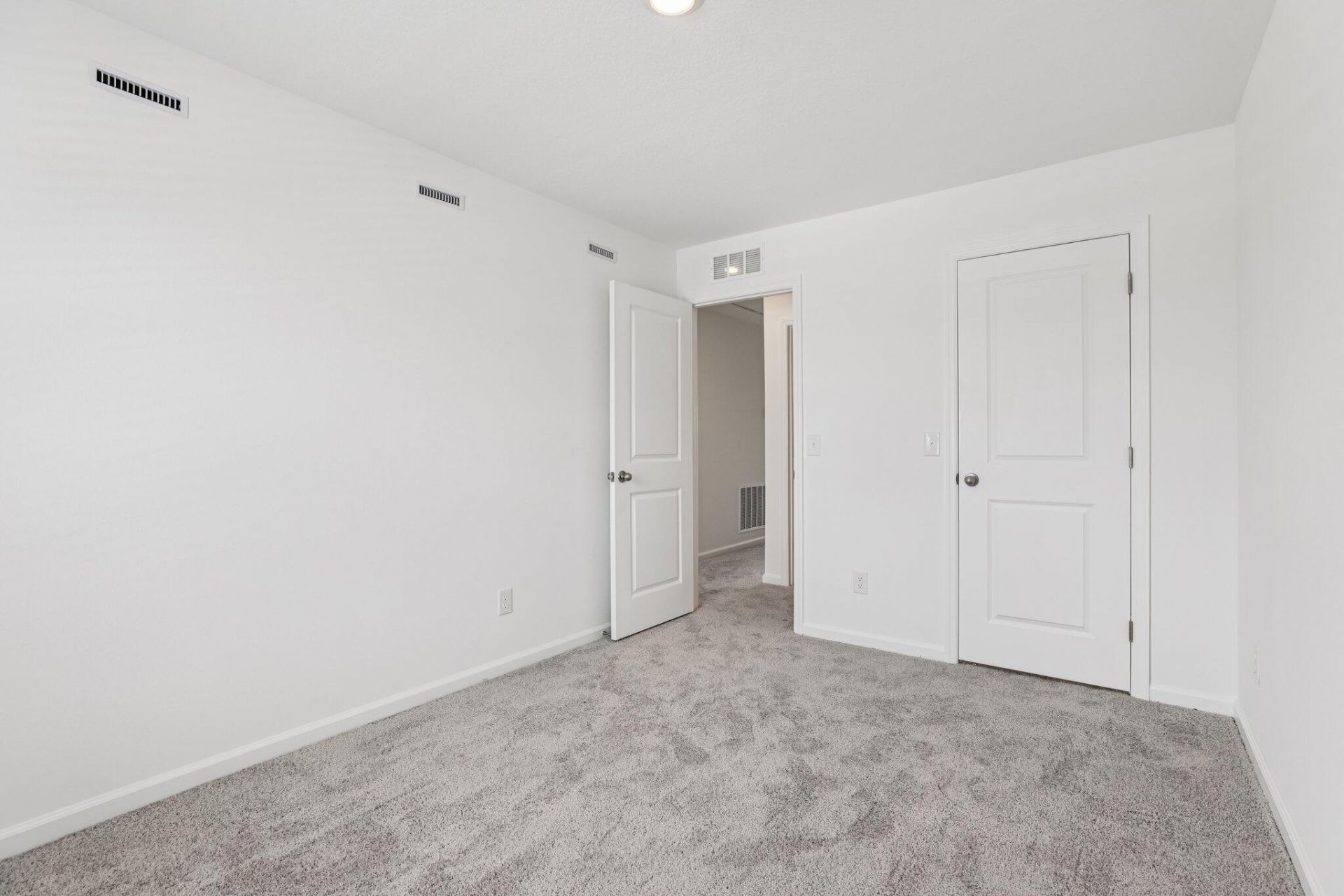 446 Colchester Court Photo 17