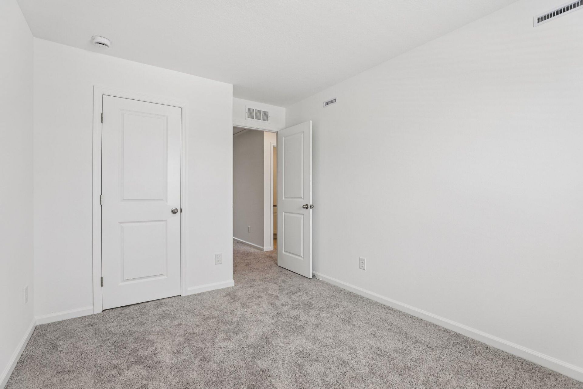 446 Colchester Court Photo 19