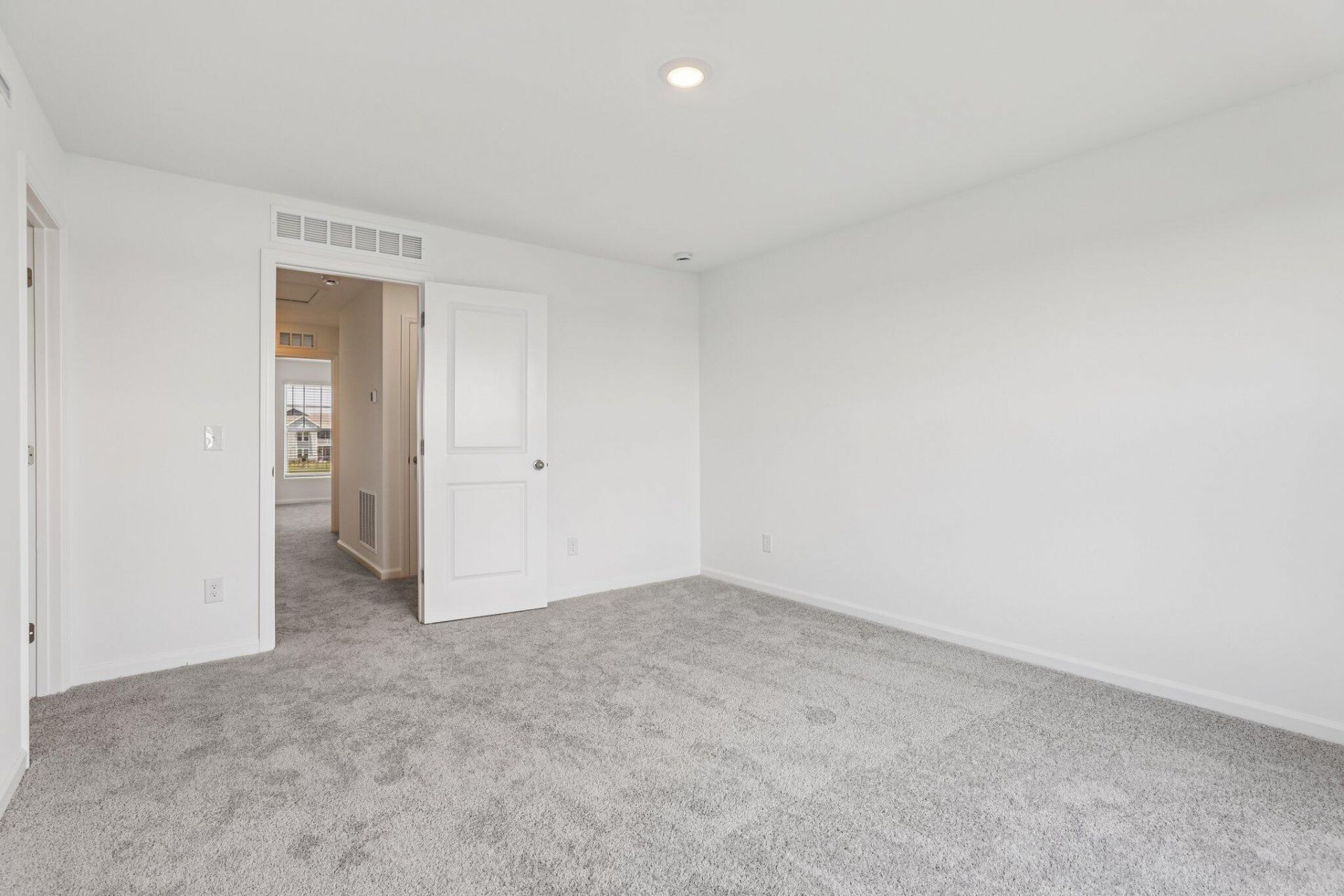 446 Colchester Court Photo 23