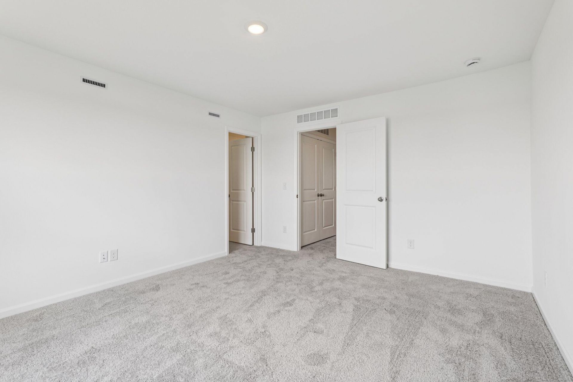446 Colchester Court Photo 24