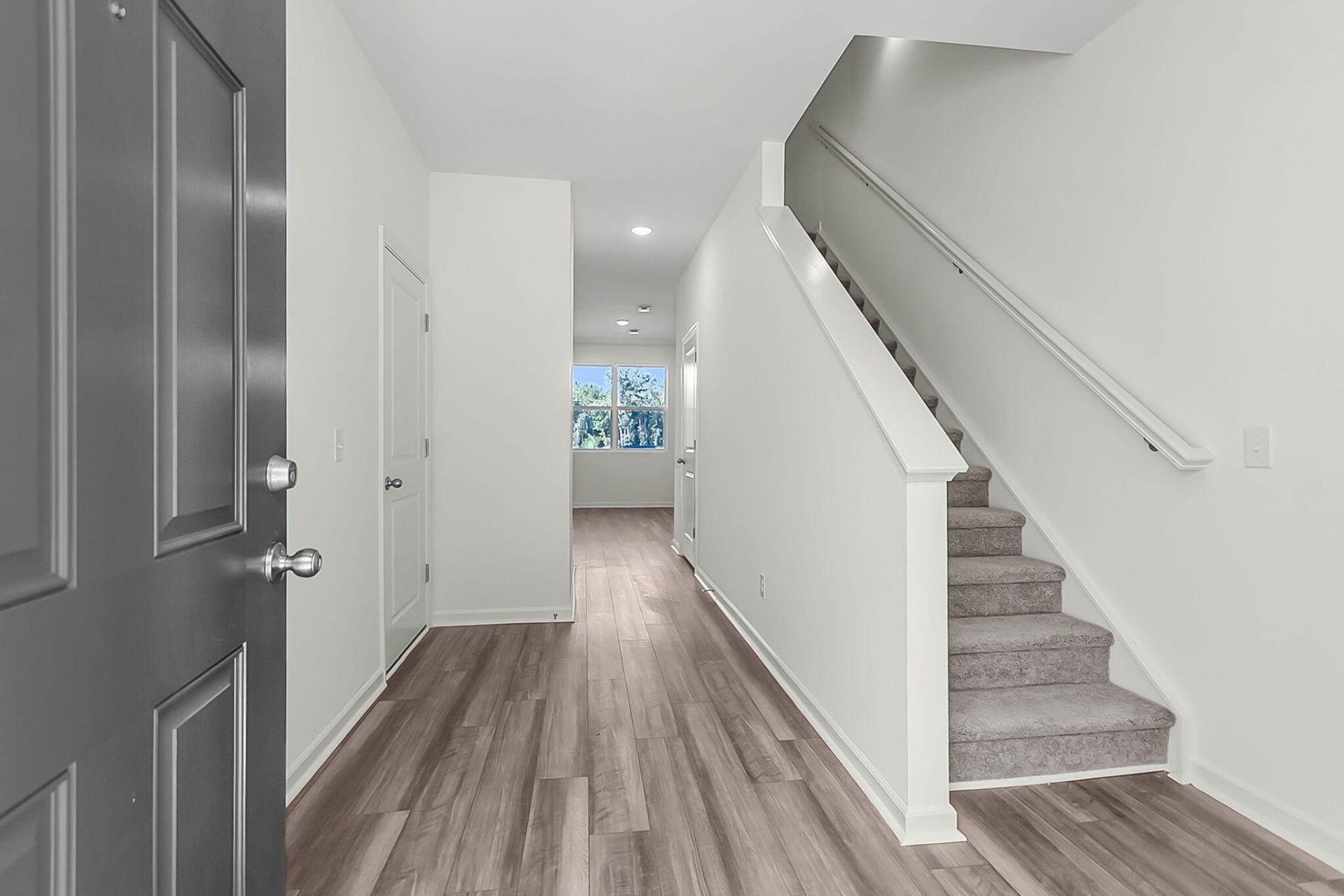 446 Colchester Court Photo 4