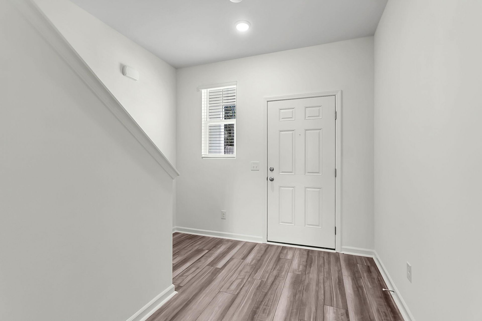 446 Colchester Court Photo 5