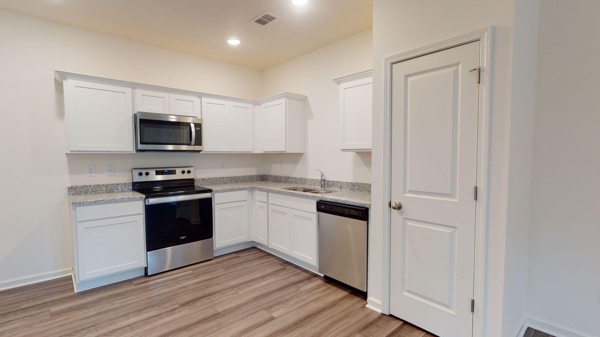 446 Colchester Court Photo 7