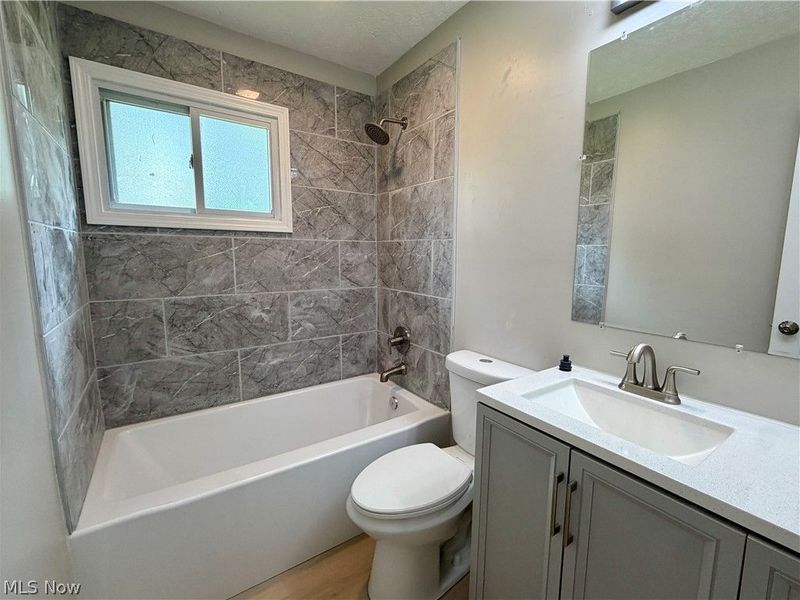 940 Oakwood Drive, Elyria, OH 44035 Photo 10