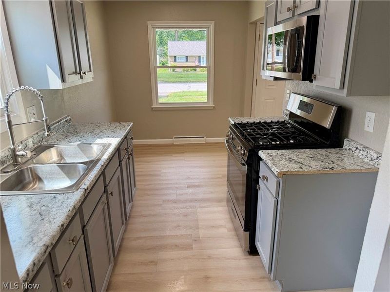 940 Oakwood Drive, Elyria, OH 44035 Photo 3
