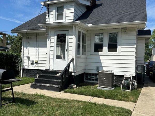 1566 E 204 Street E, Euclid, OH 44117