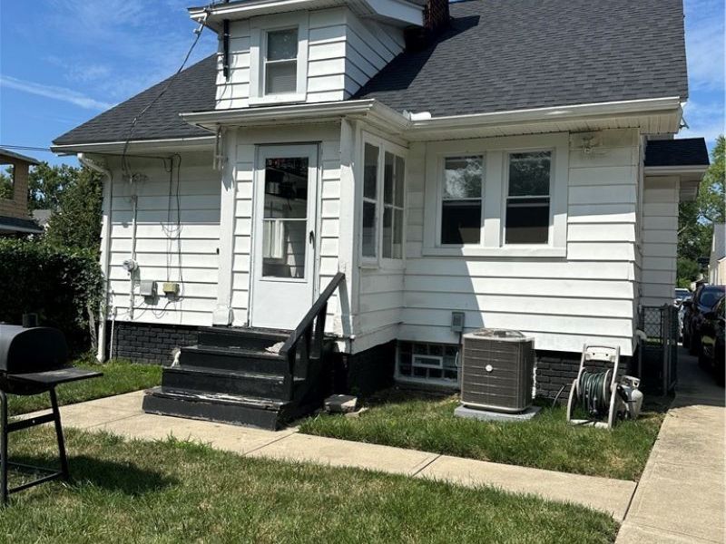 1566 E 204 Street E, Euclid, OH 44117 Photo 2