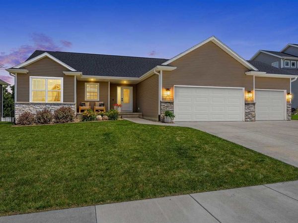 7202 Country Ridge Dr NW, Cedar Rapids, IA 52405