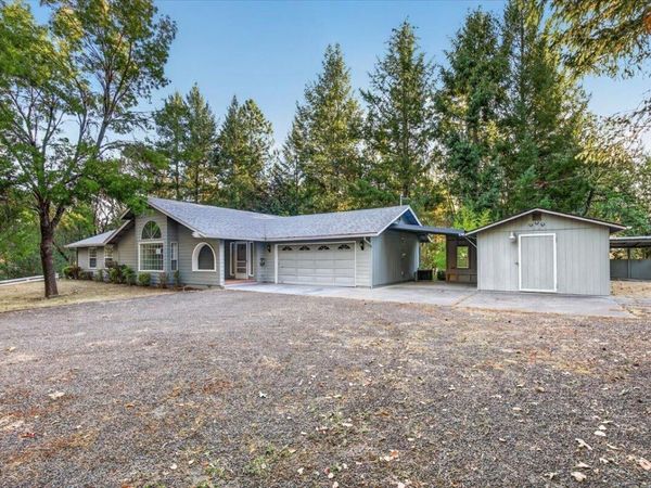 111 Sherwood Lane, Grants Pass, OR 97527