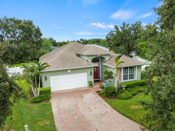 210 CHAMPAGNE Court SW, Vero Beach, FL 32968