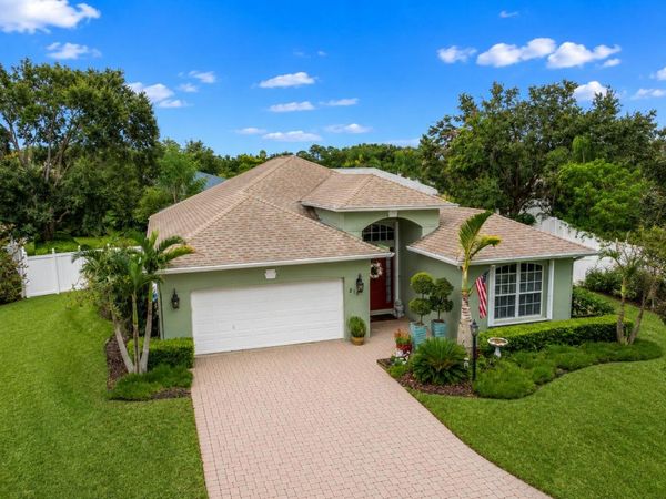 210 CHAMPAGNE Court SW, Vero Beach, FL 32968