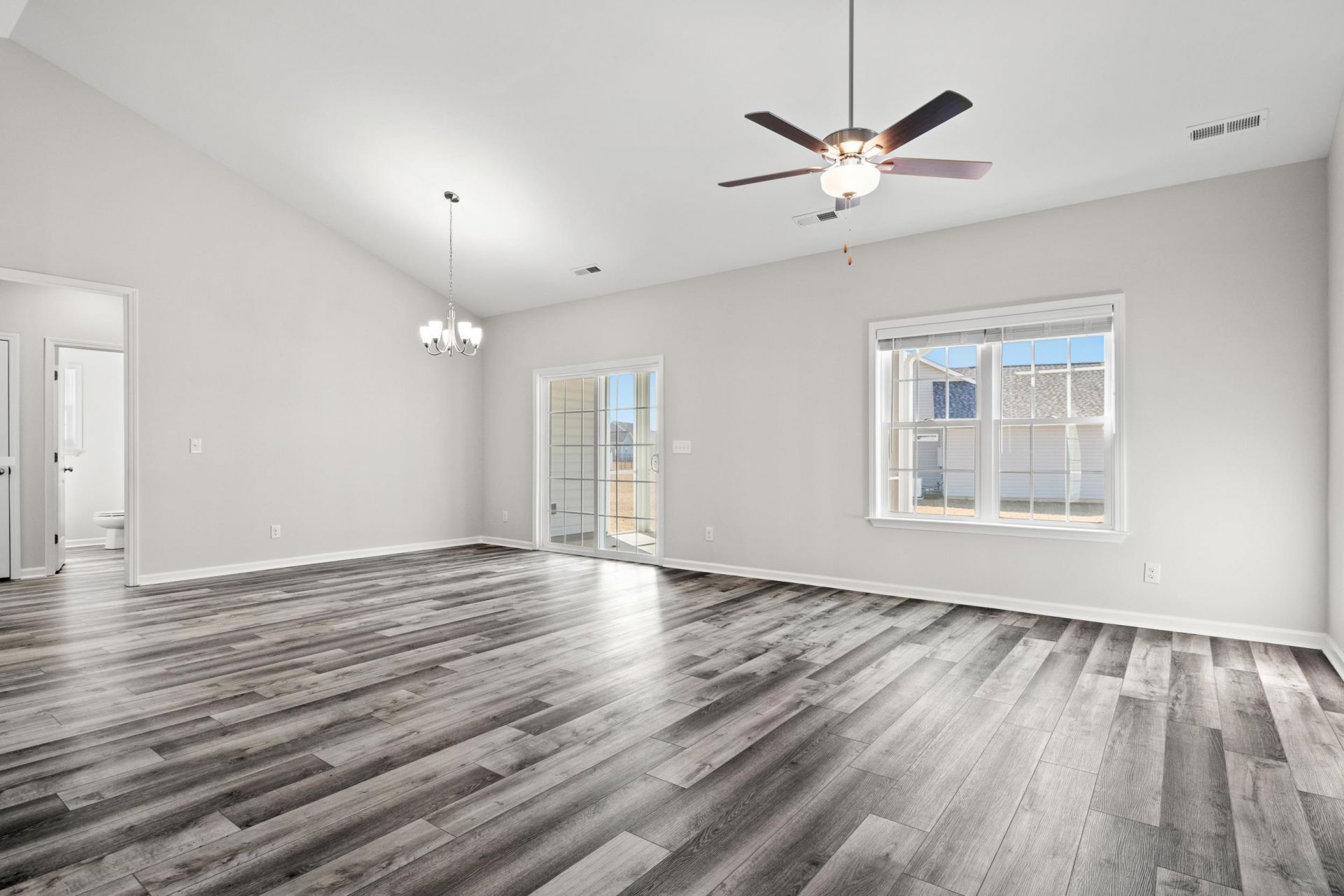 1054 Dogwood St. Photo 3
