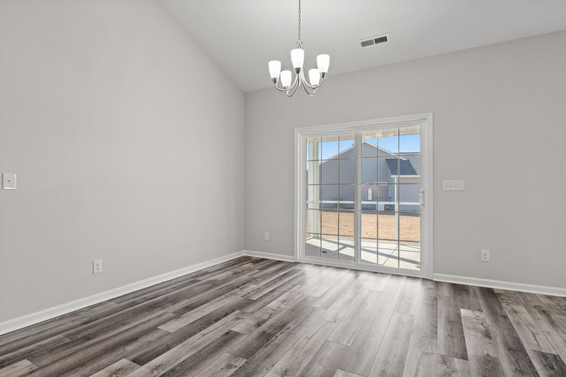 1054 Dogwood St. Photo 6