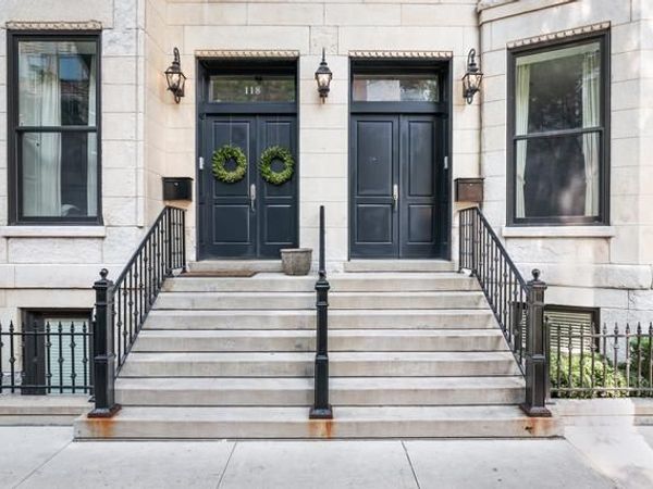 118 W Chestnut Street , Chicago, IL 60610
