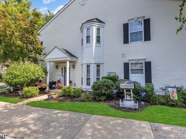 401 Harvest Ln, South Brunswick, NJ 08852