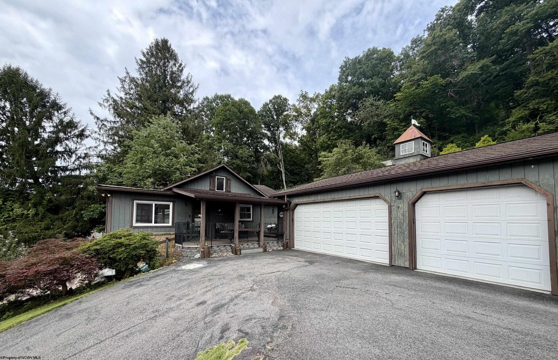 672 Lake Floyd Circle, Bristol, WV 26332 Main Photo