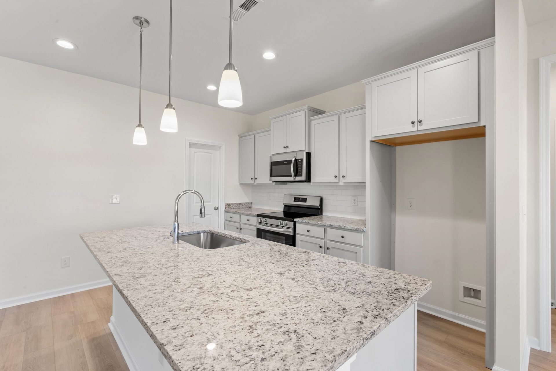 613 Bay St. Photo 7