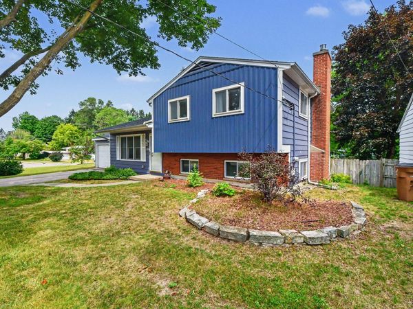 8364 Atlanta Drive NE, Rockford, MI 49341