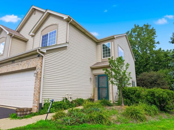 1061 Woodview Court, Aurora, IL 60502