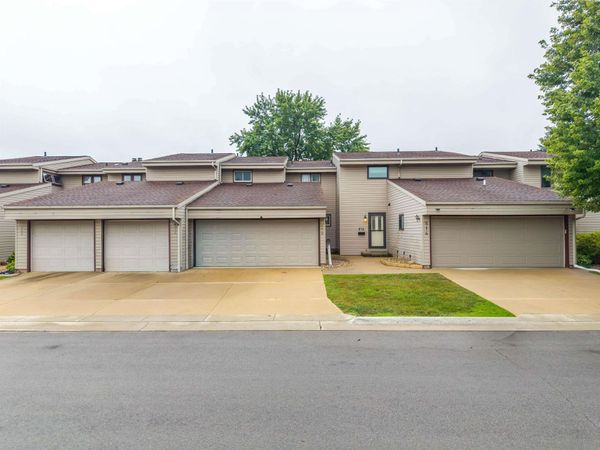 912 Prairie Meadow Court, Waterloo, IA 50701