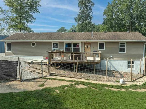 1045 Vine Ave, Riverside, IA 52327