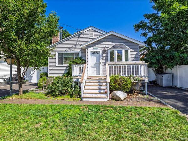 37 Hickory Road , Bayville, NY 11709
