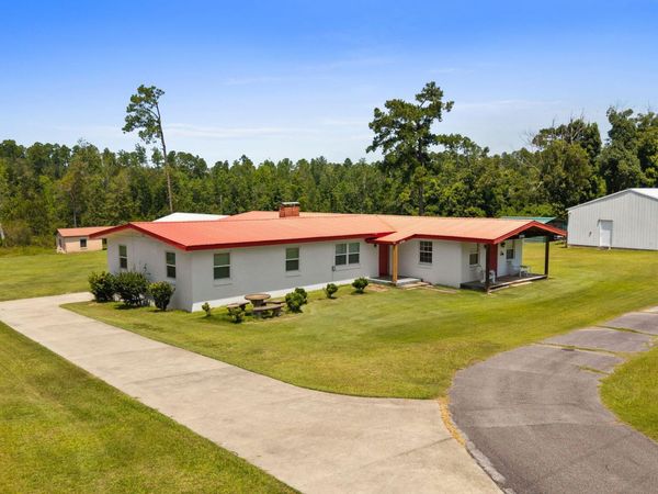 379 Lakepoint Road, Alford, FL 32420