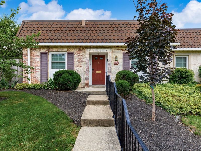 2850 Chateau Circle, Unit 89, Upper Arlington, OH 43221 Photo 2