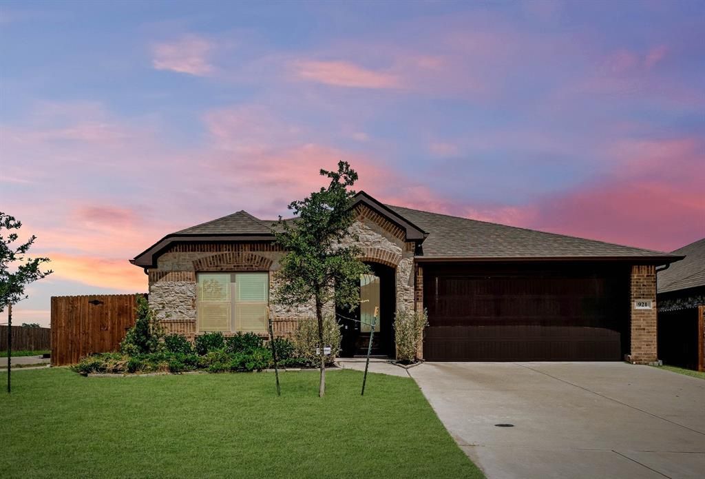 921 Amberwood Drive, Godley, TX 76044 Main Photo