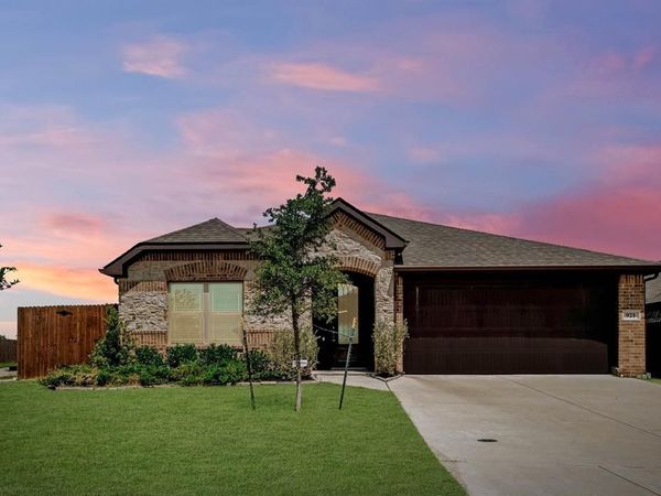 921 Amberwood Drive, Godley, TX 76044