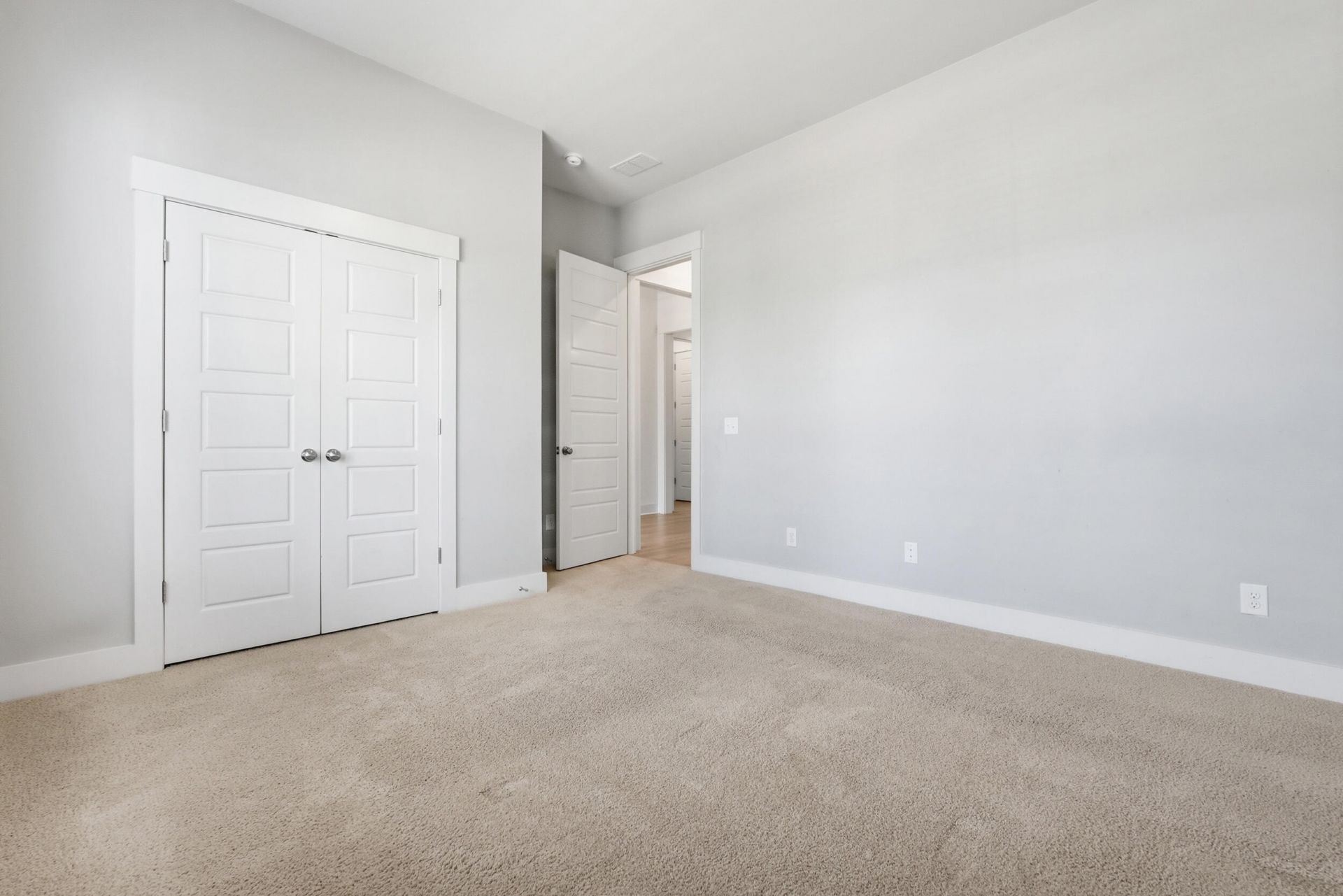 601 Blueway Avenue Photo 23