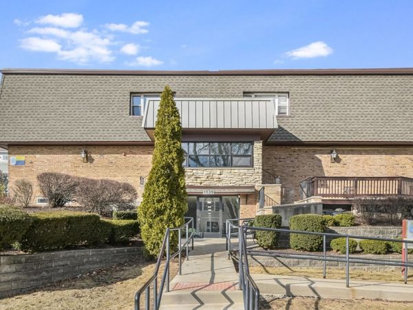 1039 College Avenue , Unit 2E, Wheaton, IL 60187