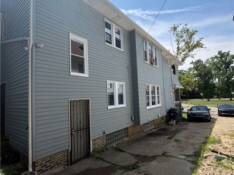 981 Thornhill Drive, Cleveland, OH 44108 Photo 4