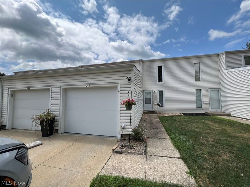 244 Deepwood Drive, Wadsworth, OH 44281 Photo 2