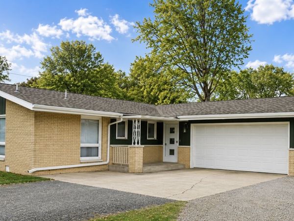 206 Brookside Place , Minier, IL 61759