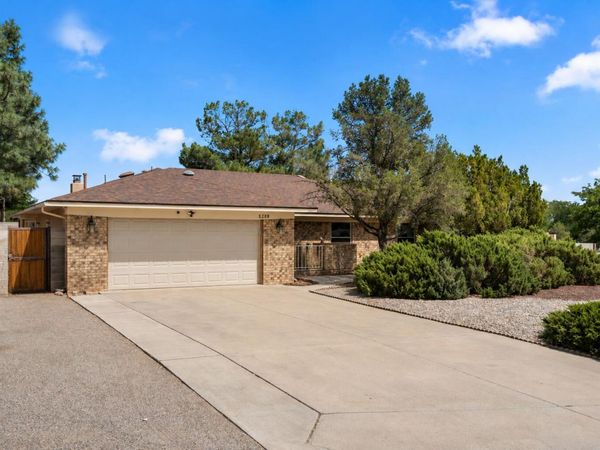5208 Russell Drive NW, Albuquerque, NM 87114