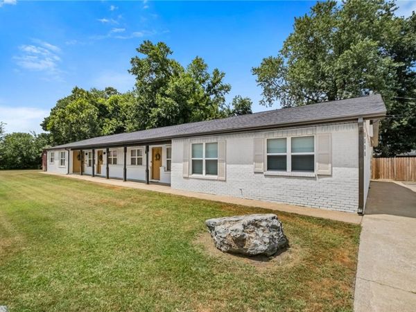 1304 SE C Street , Bentonville, AR 72712