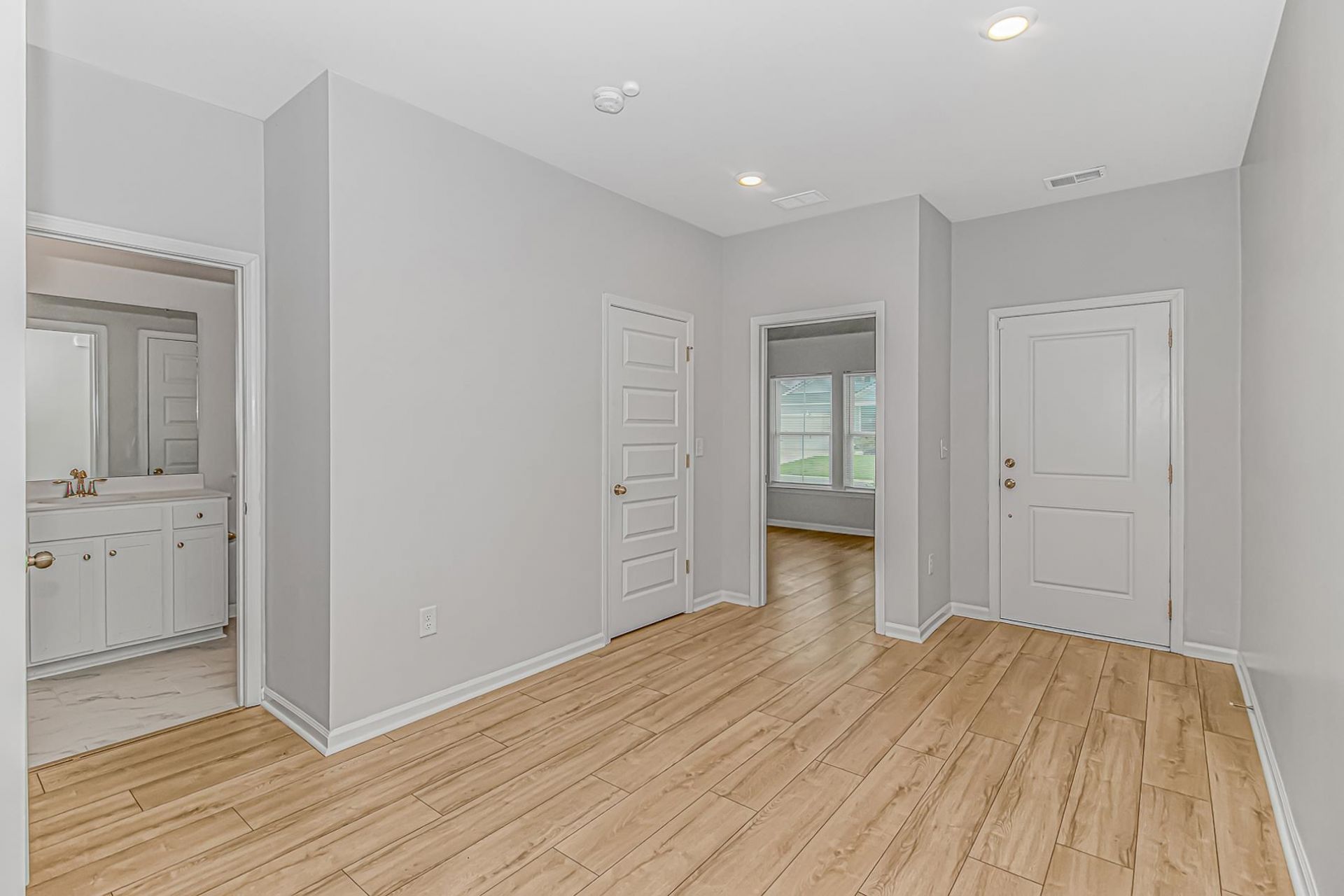 6011 St. Clement Dr. Photo 4