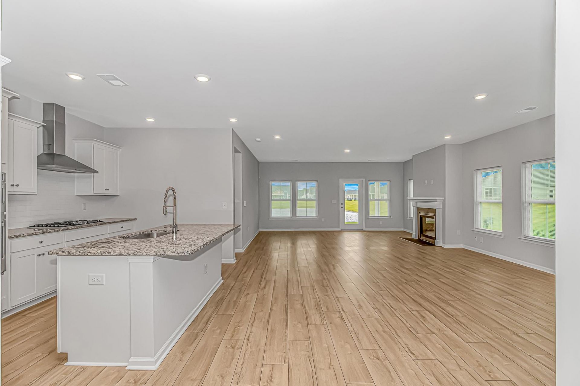 6011 St. Clement Dr. Photo 5
