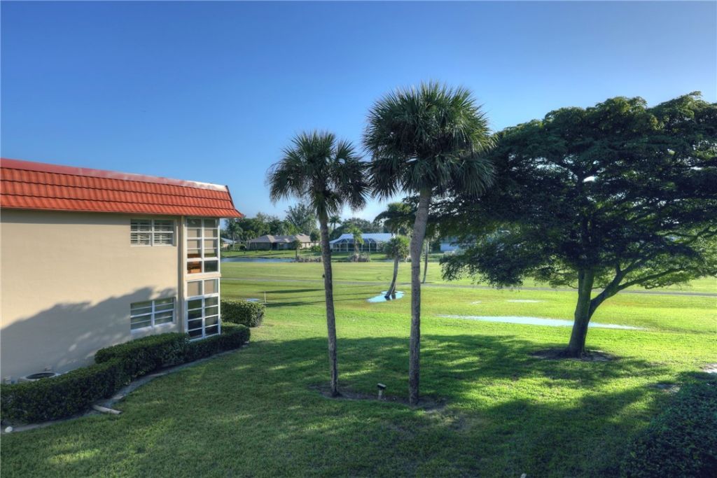 32 Pine Arbor Lane, Unit 205, Vero Beach, FL 32962 Photo