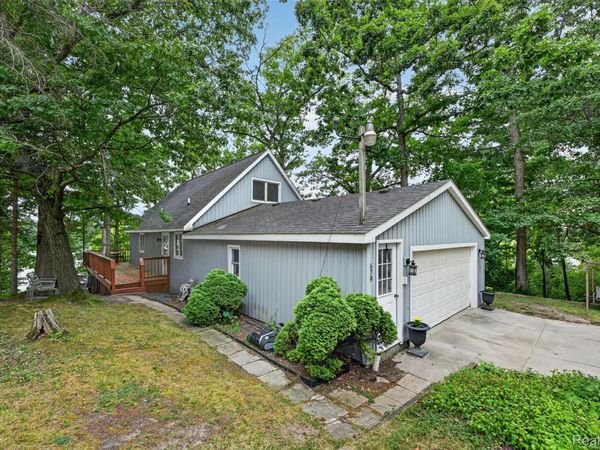 679 N Long Lake Boulevard, Lake Orion Village, Mi 48362