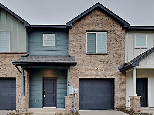 201 Briarwood Lane , Forest Hill, TX 76140