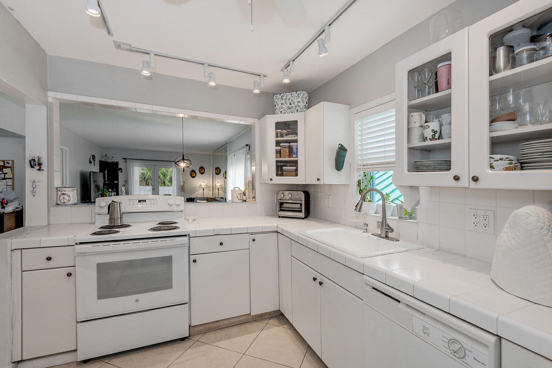 320 S Surf Road, Unit 206, Hollywood, FL 33019 Photo