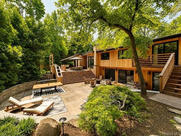 14 Tall Tree Court, Cold Spring Harbor, NY 11724